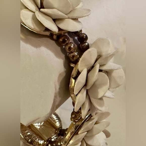 ✅⬇️50%Off🙃Bracelet RETRO 4 Flowers, Gold Metal/Stretch 6"-8" uniquely beautiful - Picture 5 of 9